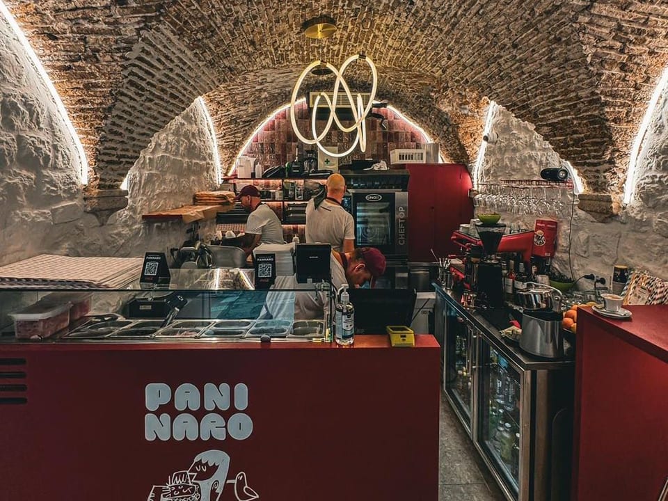 Unutar Paninara — crveni šank pod kamenim svodovima Starog grada