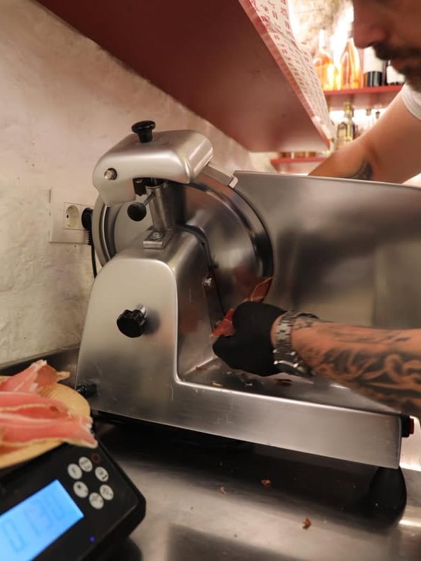 Pršut narezan svježe po narudžbi za šankom Paninara
